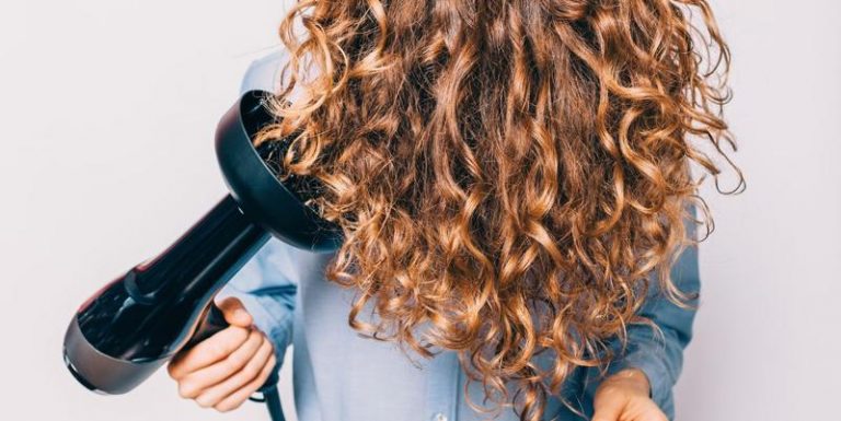 10 ideas de peinados para cabello rizado en 2022